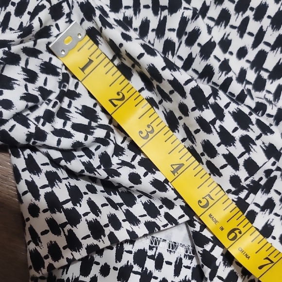 White House Black Market Monochrome Patterned High Waist Shorts - Picture 4 of 10